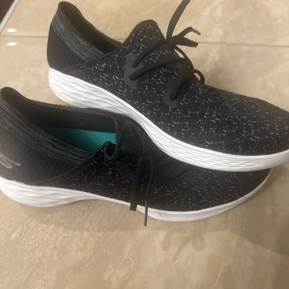 Skechers Women's Black and White Sneakers size9 - Picture 2 of 13